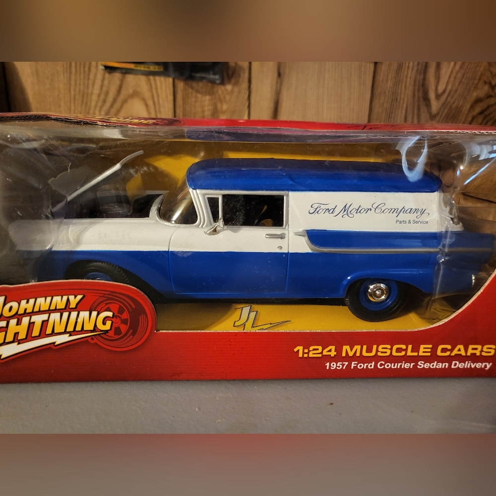 Johnny Lighting 1957 Ford Courier Sedan Delivery 1:24